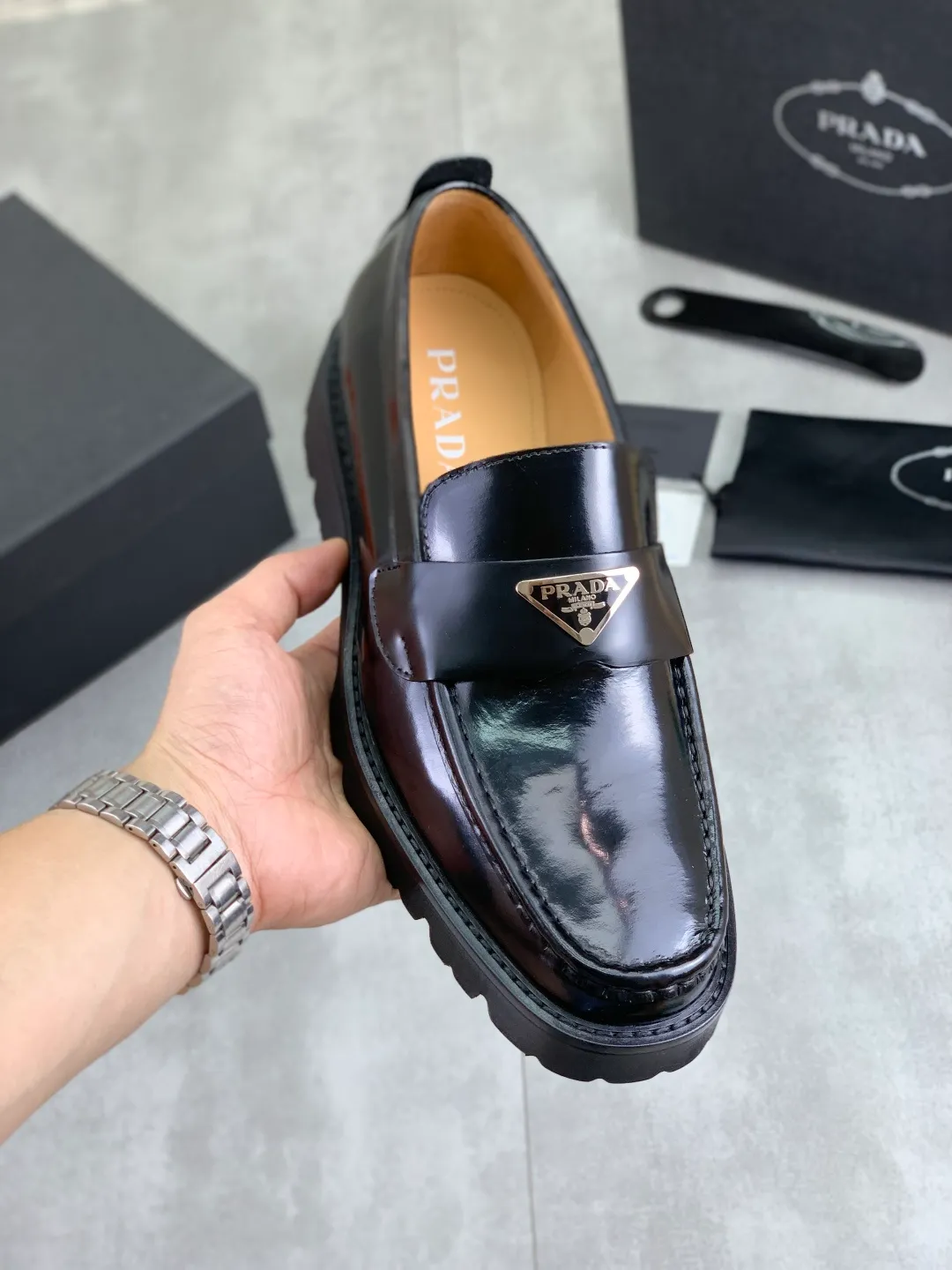 Men's shoes 💰P520 New PRADA Prada spring new casual leather shoes Original purchase, development and production Prada men's classic series, technical breathable fabrics with cowhide, casual sports shoes, casual shoes, sports dad shoes combine high-tech breathable materials and cowhide, P family exclusive button decoration on the side. The outsole is full of P italic design and bright colors to show vitality and continue the brand design inspiration. Stroll around the city lightly and feel free and comfortable. Delivered in exquisite packaging 🛍📦 ▪️Material: original customized calfskin with breathable material ▪️Inner lining: cowhide lining ➕cowhide feet ▪️Outsole: open-molded TPU rubber material ▪️Sole thickness: 3.5CM ▪️Size: Men's 38-44 (45 can be customized) Multiple colors available